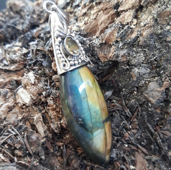 Spectrolite Labradorite and Citrine Pendant - Picture 8 of 9
